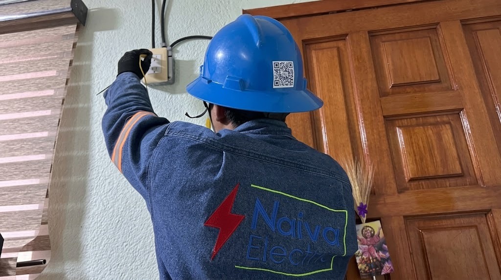 Ingeniero de Naiva Electric atendiendo a un cliente
