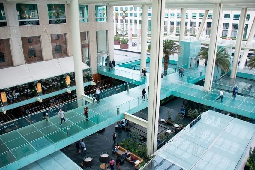 Plaza comercial con mantenimiento eléctrico de edificio